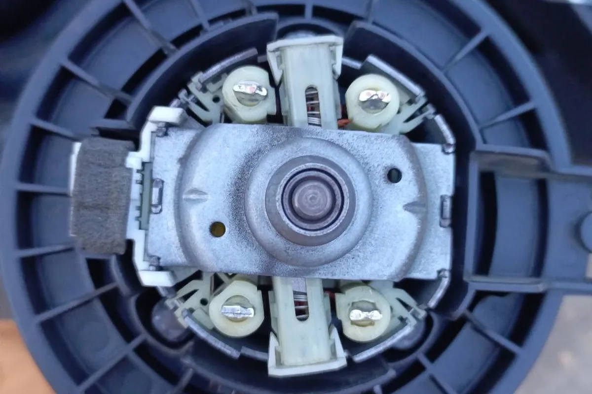 Снятый моторчик вентилятора печки Kia Rio со щёточным узлом