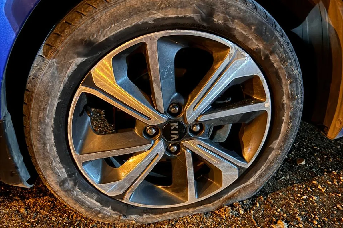 Колесо Kia Rio 4, ушедшее назад после удара о бордюр