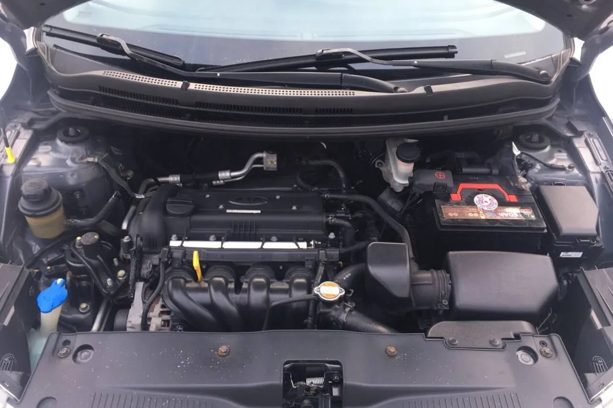 Подкапотное пространство Kia Rio 3 2012 года при осмотре
