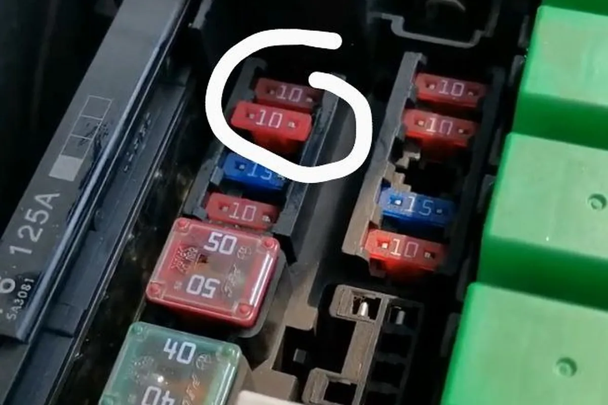 Малые предохранители на 10 и 15 А в моторном блоке Kia Rio
