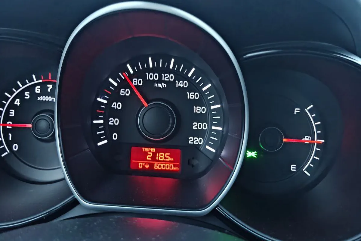 Простая приборная панель Kia Rio 3 без стрелки температуры