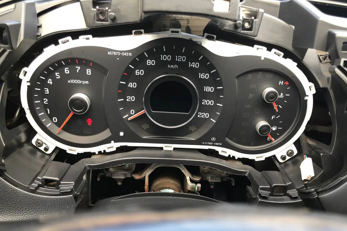 Приборная панель Kia Rio 3 со снятой облицовкой