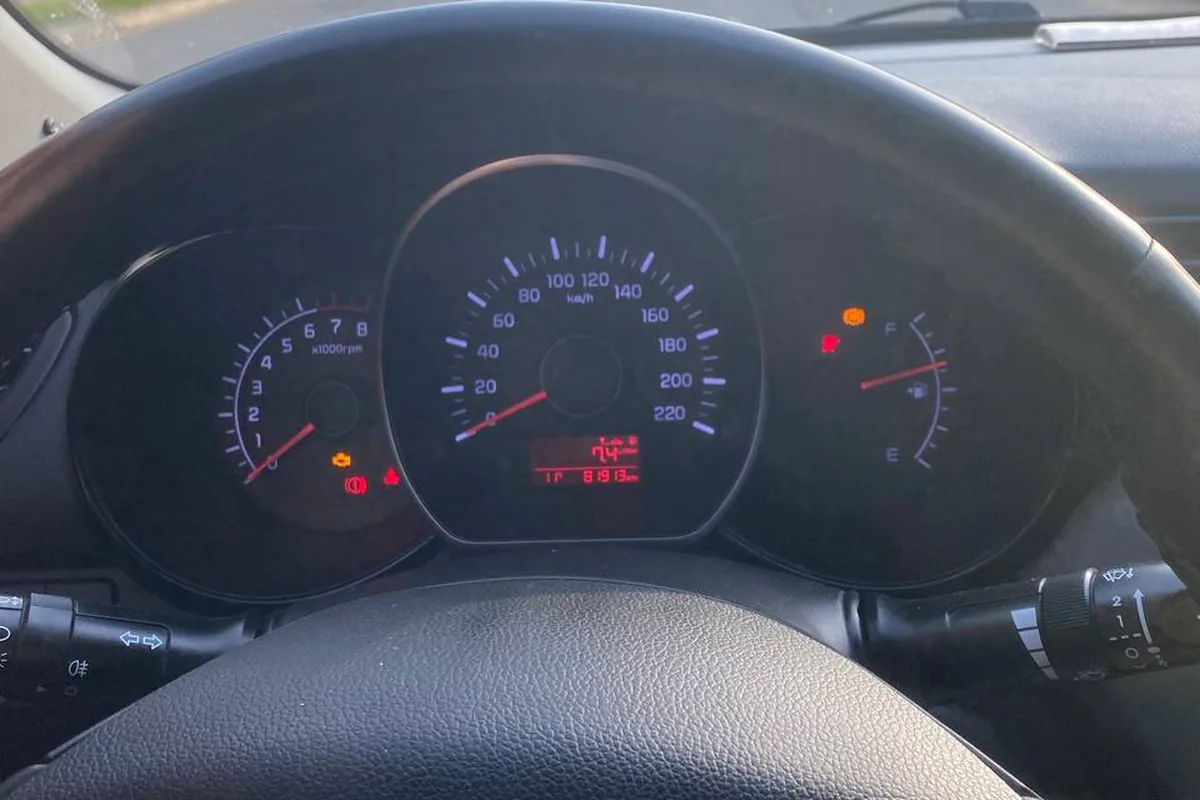 Приборка Kia Rio 3 с горящими контрольными лампами после холодного пуска