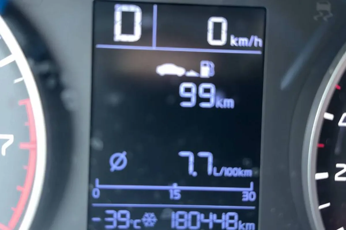 Экран бортового компьютера Kia Rio 4 показывает −39 °C летом