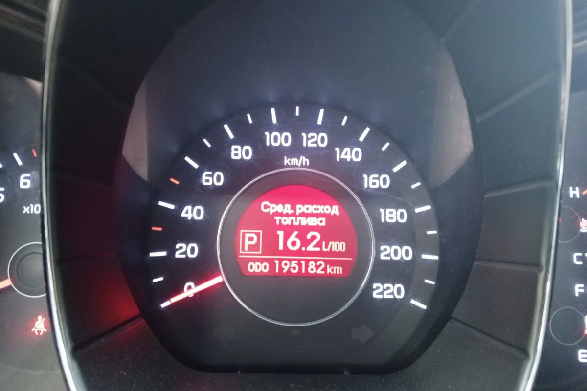 Средний расход 16,2 л на 100 км на приборке Kia Rio 3