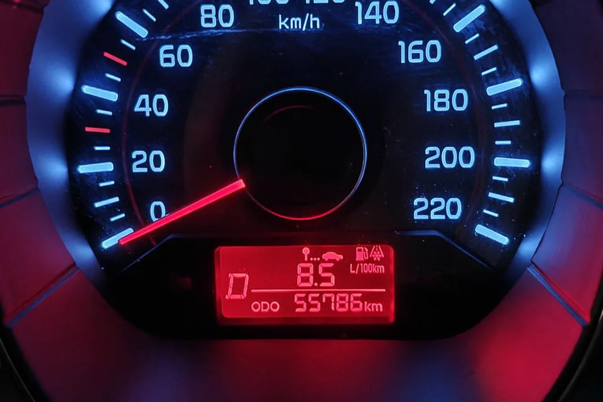 Бортовой компьютер Kia Rio 3 показывает 8,5 л на холостых