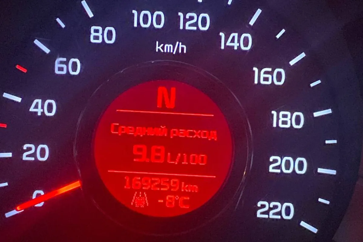 Средний расход 9,8 л на 100 км на приборке Kia Rio 3