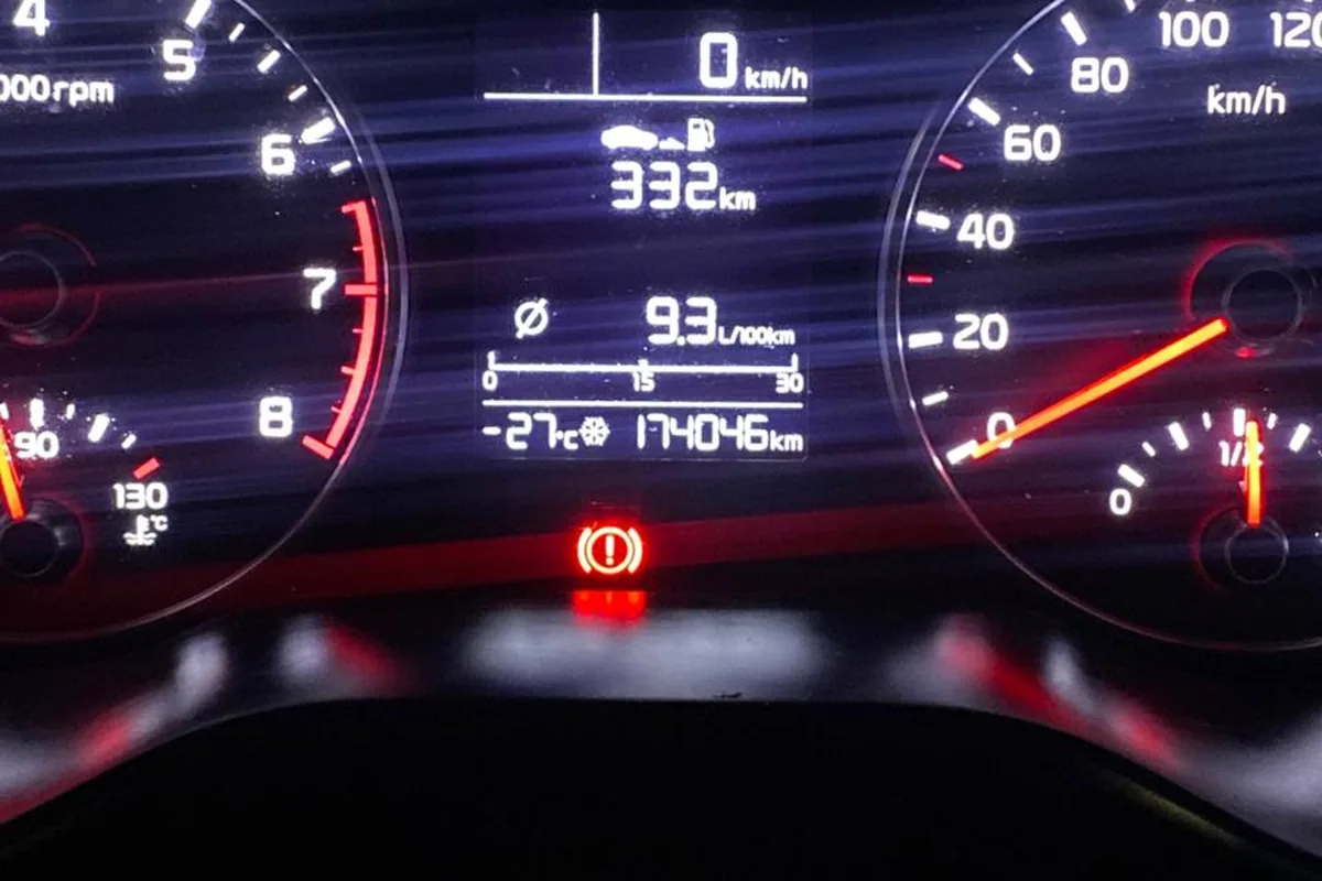 Горящий индикатор стояночного тормоза на приборке Kia Rio 4