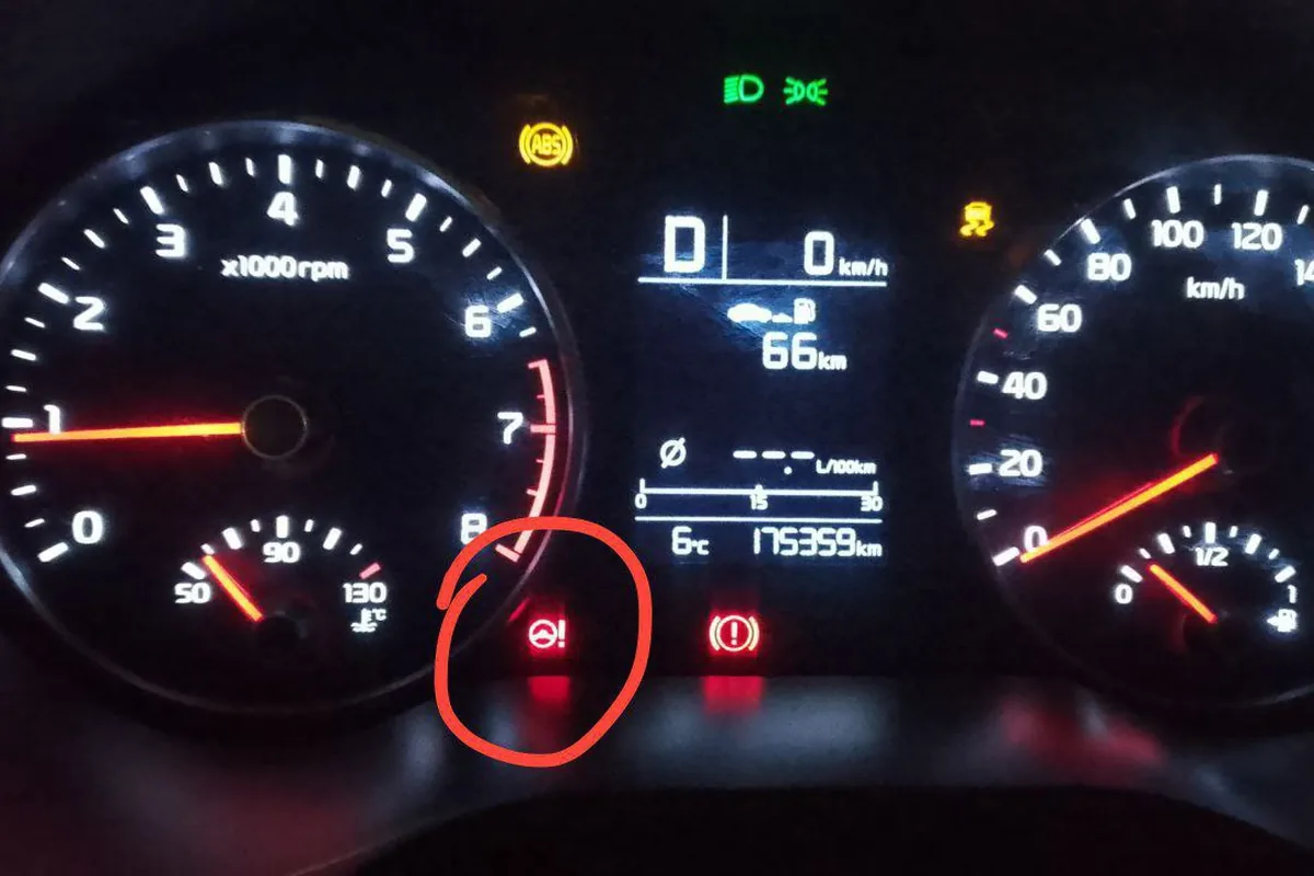 Сигнализатор неисправности электроусилителя руля на приборке Kia Rio 4