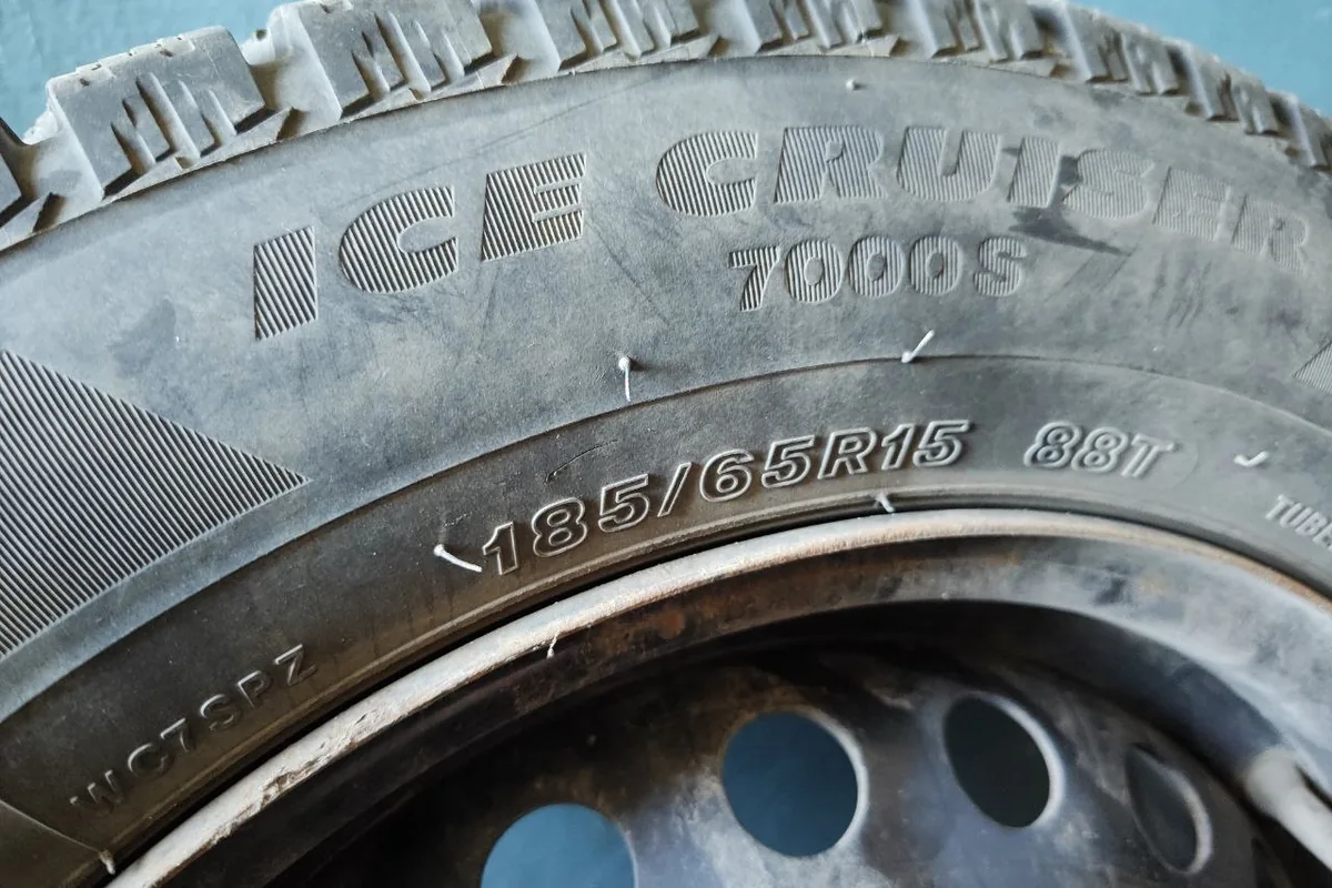 Маркировка Bridgestone Ice Cruiser 7000S 185/65 R15 88T на штамповке Kia Rio
