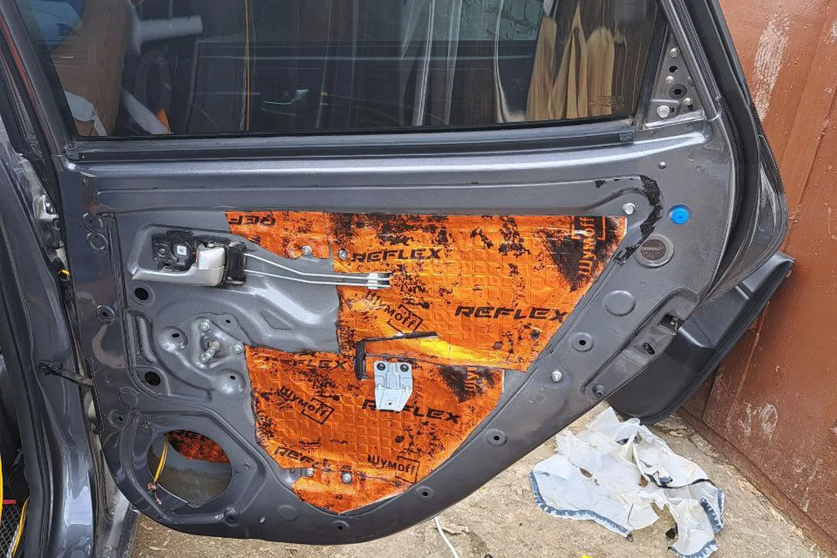 Задняя дверь Kia Rio с виброизоляцией на внутренней панели
