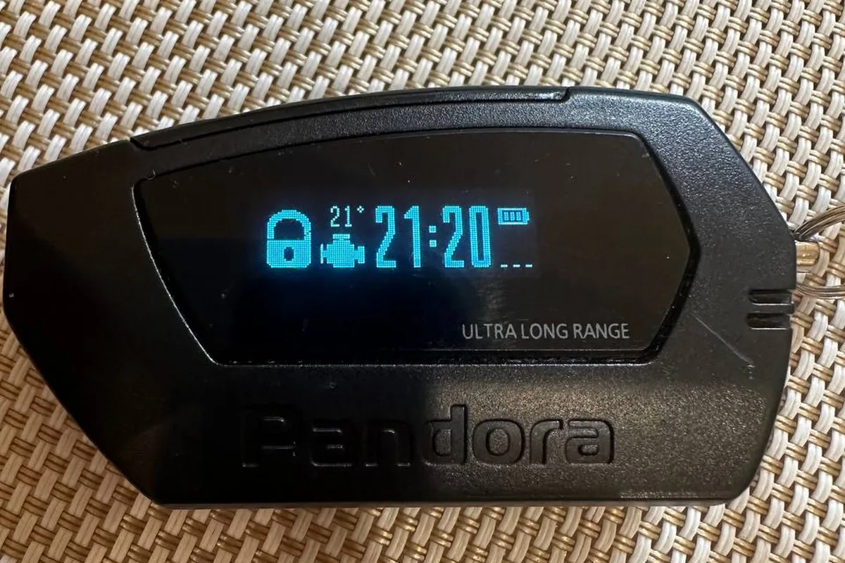 Брелок сигнализации Pandora с автозапуском от Kia Rio