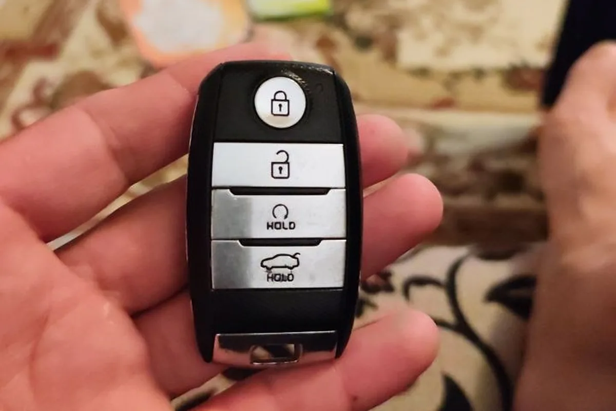 Смарт-ключ Kia Rio 4 с кнопкой заводского дистанционного запуска