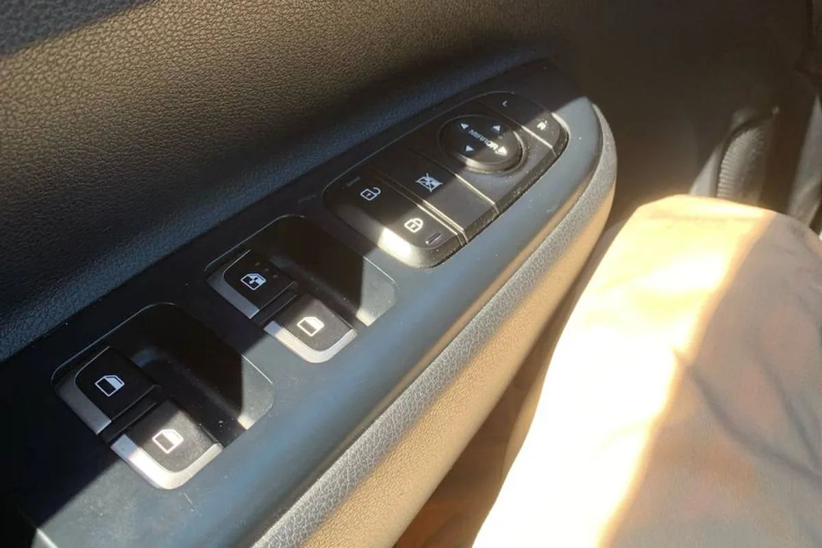 Блок кнопок стеклоподъёмников в двери Kia Rio 4