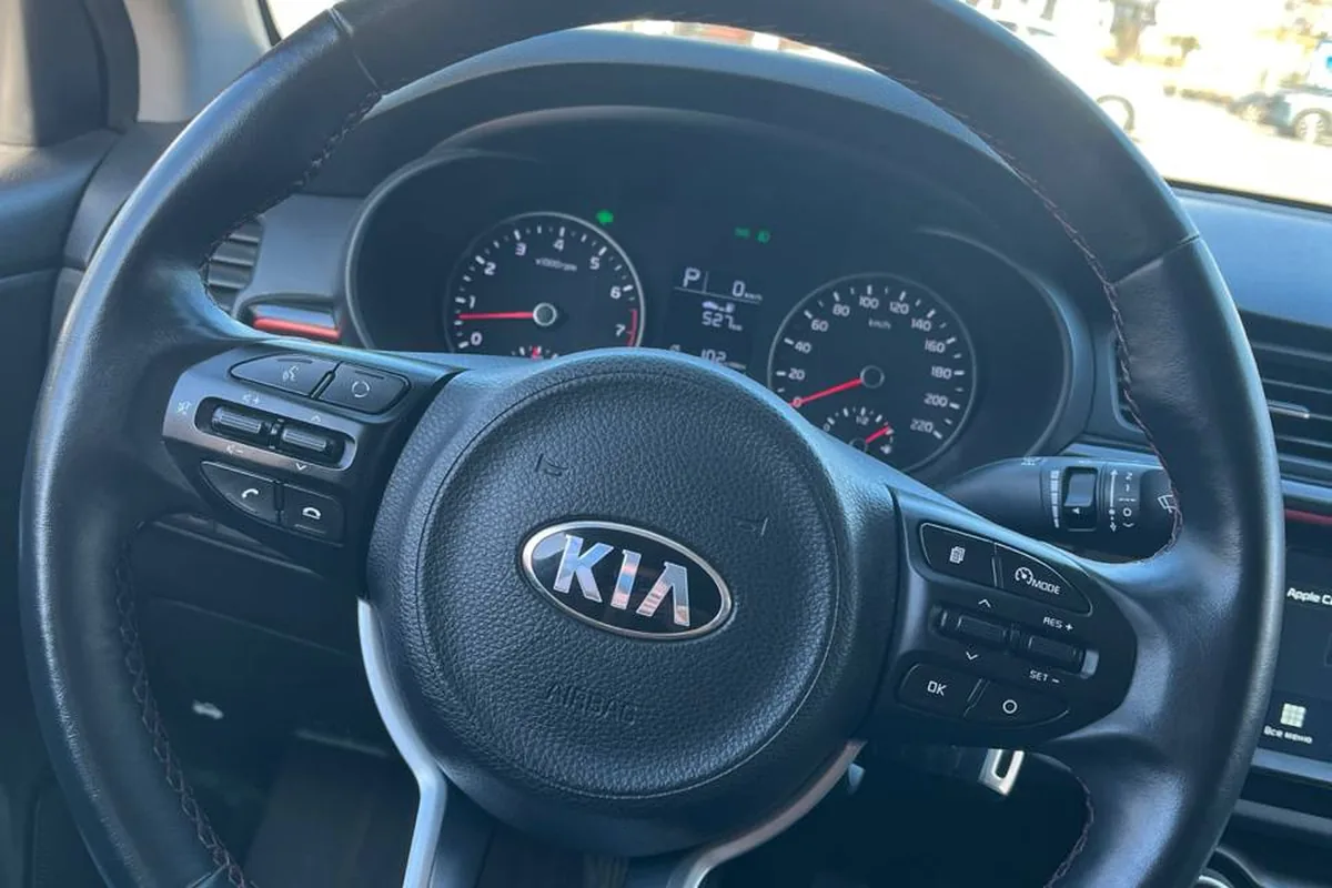 Руль Kia Rio 4 с установленными кнопками круиз-контроля
