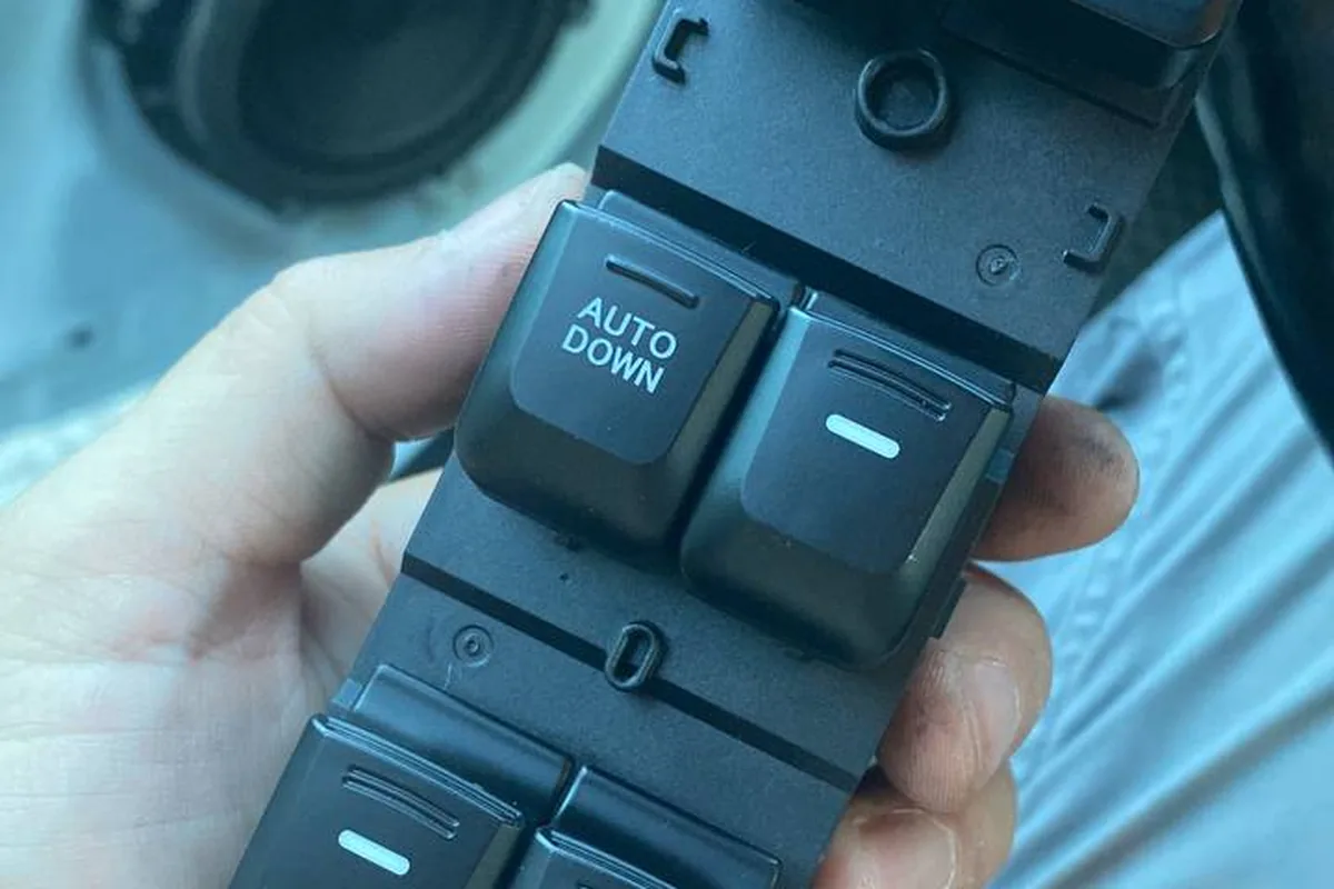 Блок кнопок стеклоподъёмников водительской двери Kia Rio 3 с AUTO DOWN