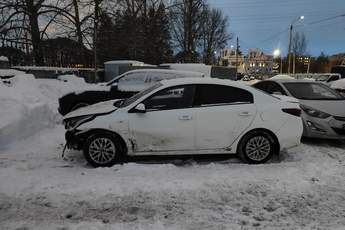 Kia Rio 4 с разбитой передней частью после ДТП