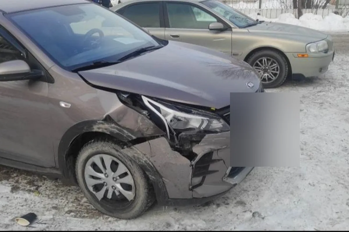 Kia Rio X с разбитым передним крылом и бампером
