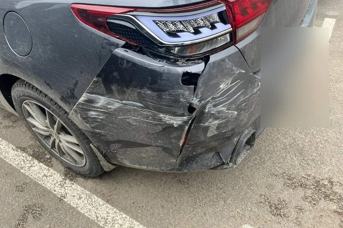 Разбитый задний бампер и фонарь Kia Rio 4 после ДТП