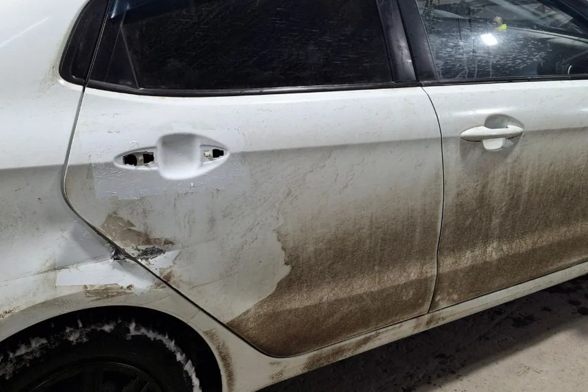 Помятые задняя дверь и крыло Kia Rio после ДТП