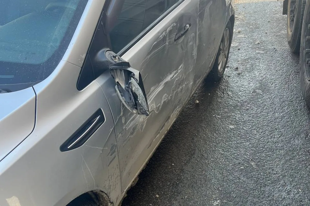 Сорванное зеркало и помятая дверь Kia Rio 3 после грузовика