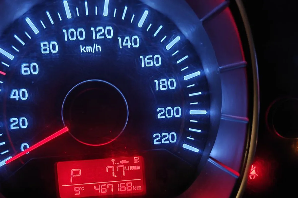 Одометр Kia Rio 3 из такси с пробегом 467 тысяч км