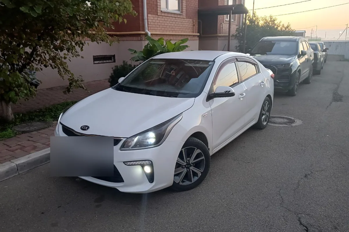 Kia Rio 4 седан, работающий в такси