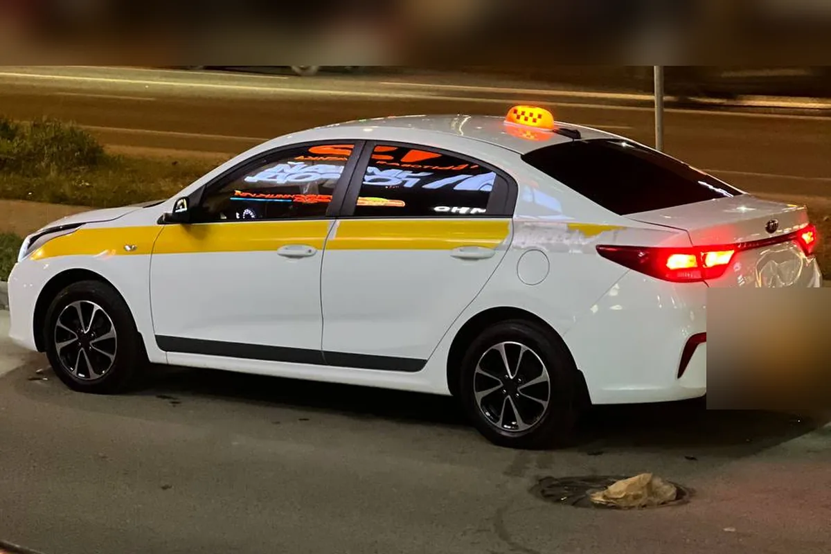 Kia Rio 4 в такси вечером у обочины