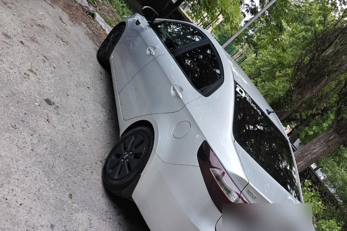 Kia Rio 4 с тонированными задними стёклами и фонарями