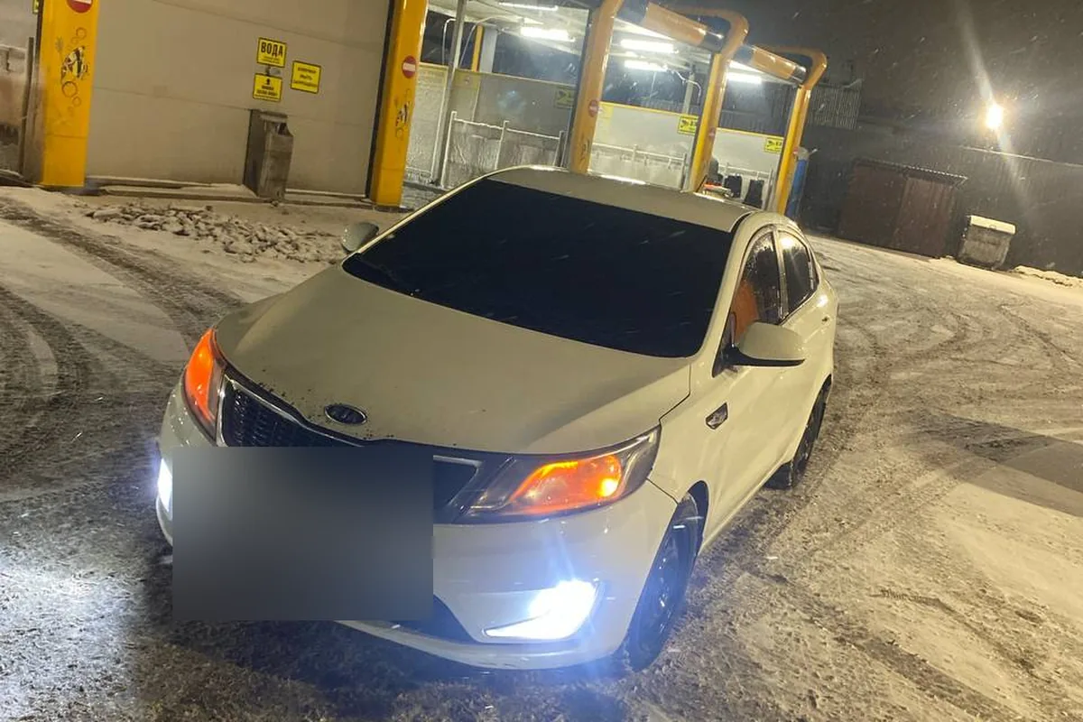 Kia Rio 3 с глухой тонировкой лобового и боковых стёкол