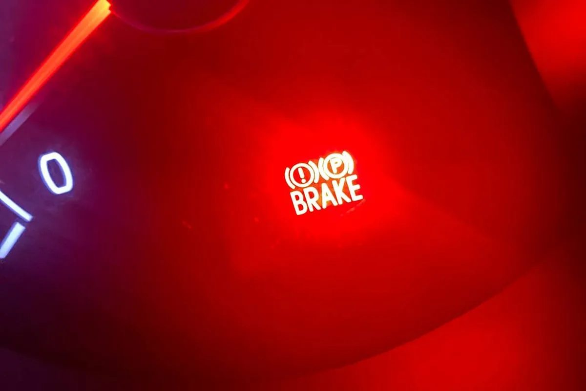 Горящая лампа BRAKE на приборке Kia Rio
