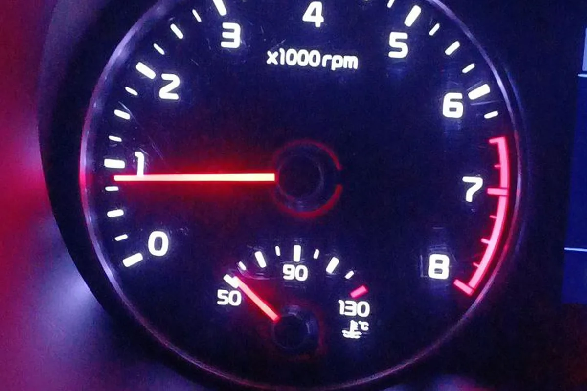Тахометр Kia Rio 4 на холостых около 900 оборотов