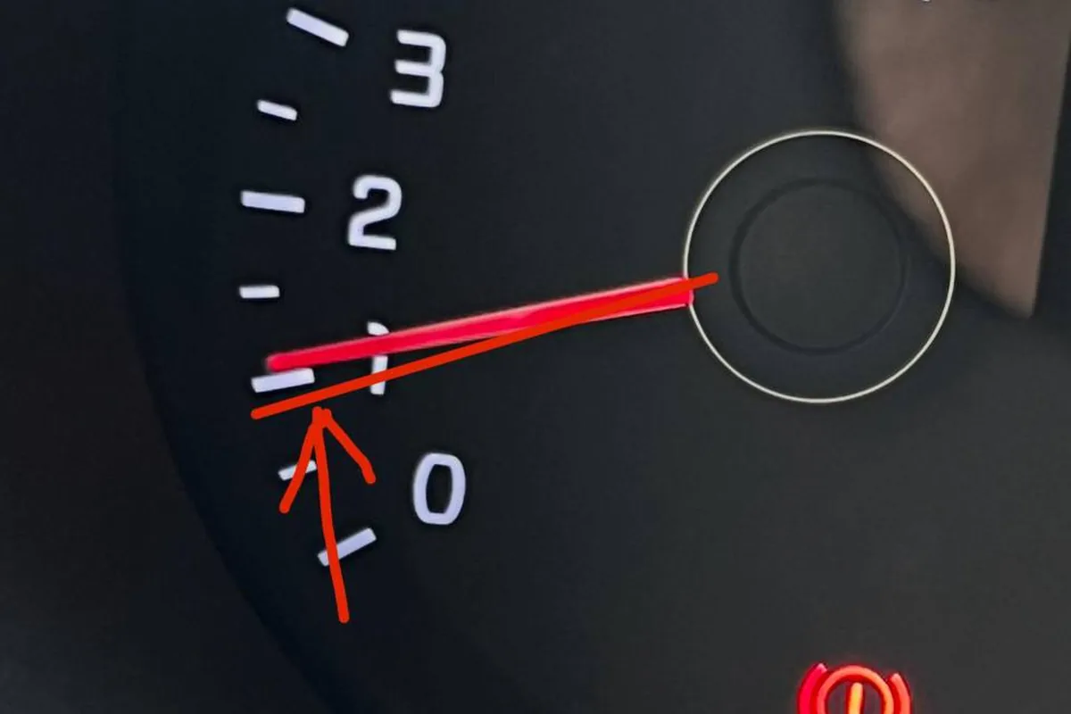 Стрелка тахометра Kia Rio с отметкой привычных холостых