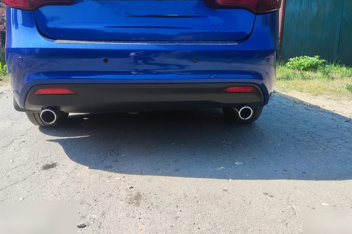 Задний бампер Kia Rio с двумя выхлопными насадками