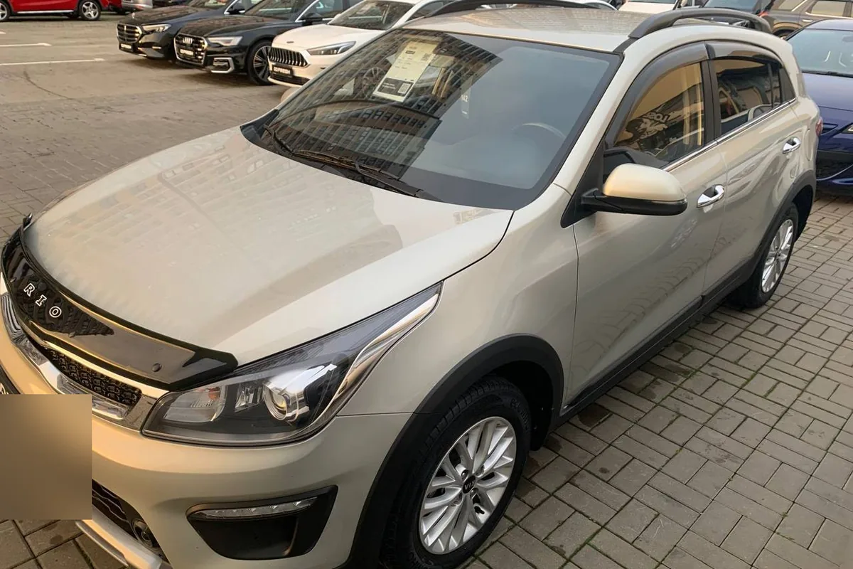 Kia Rio X-Line с рейлингами на крыше