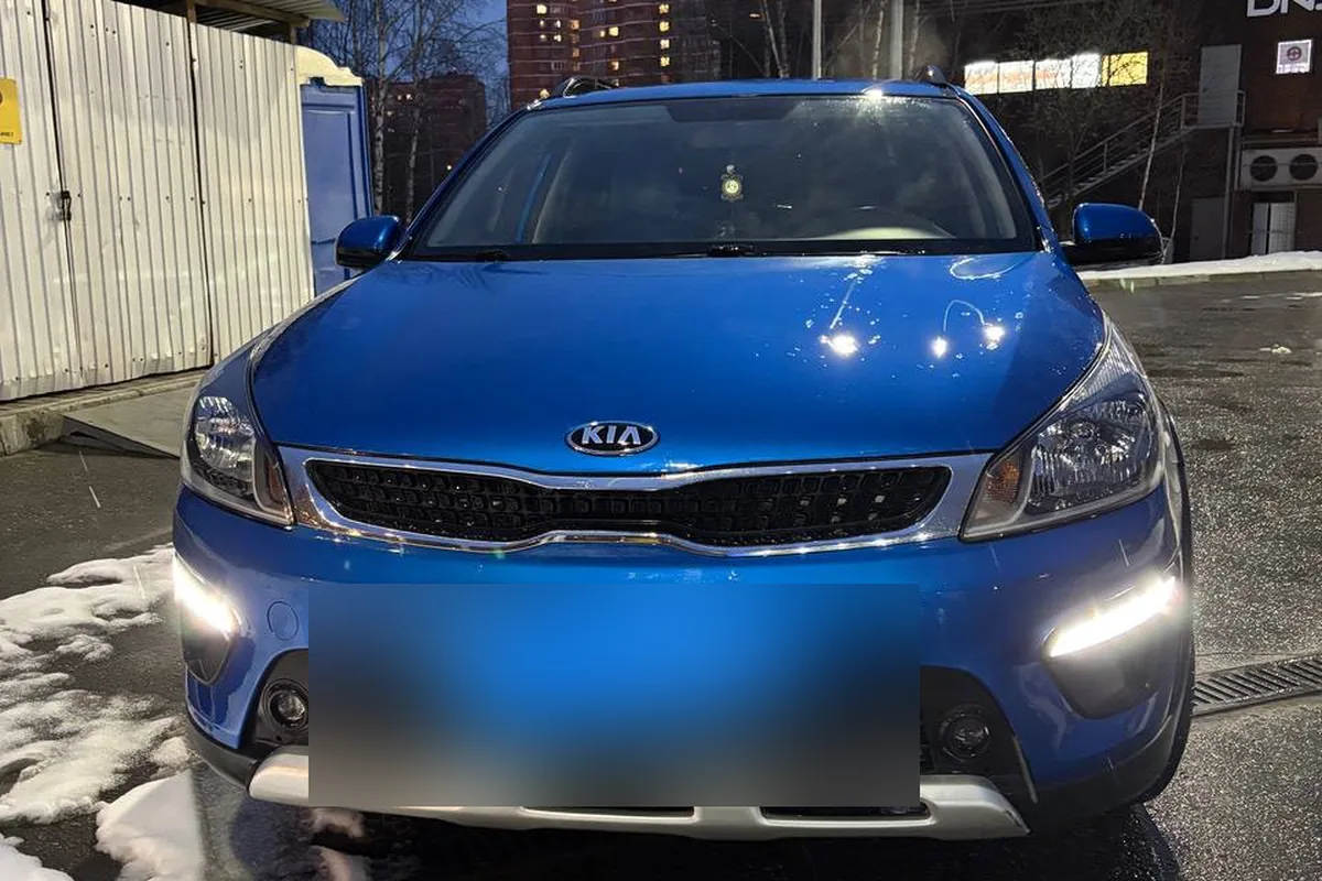 Kia Rio X-Line синего цвета спереди
