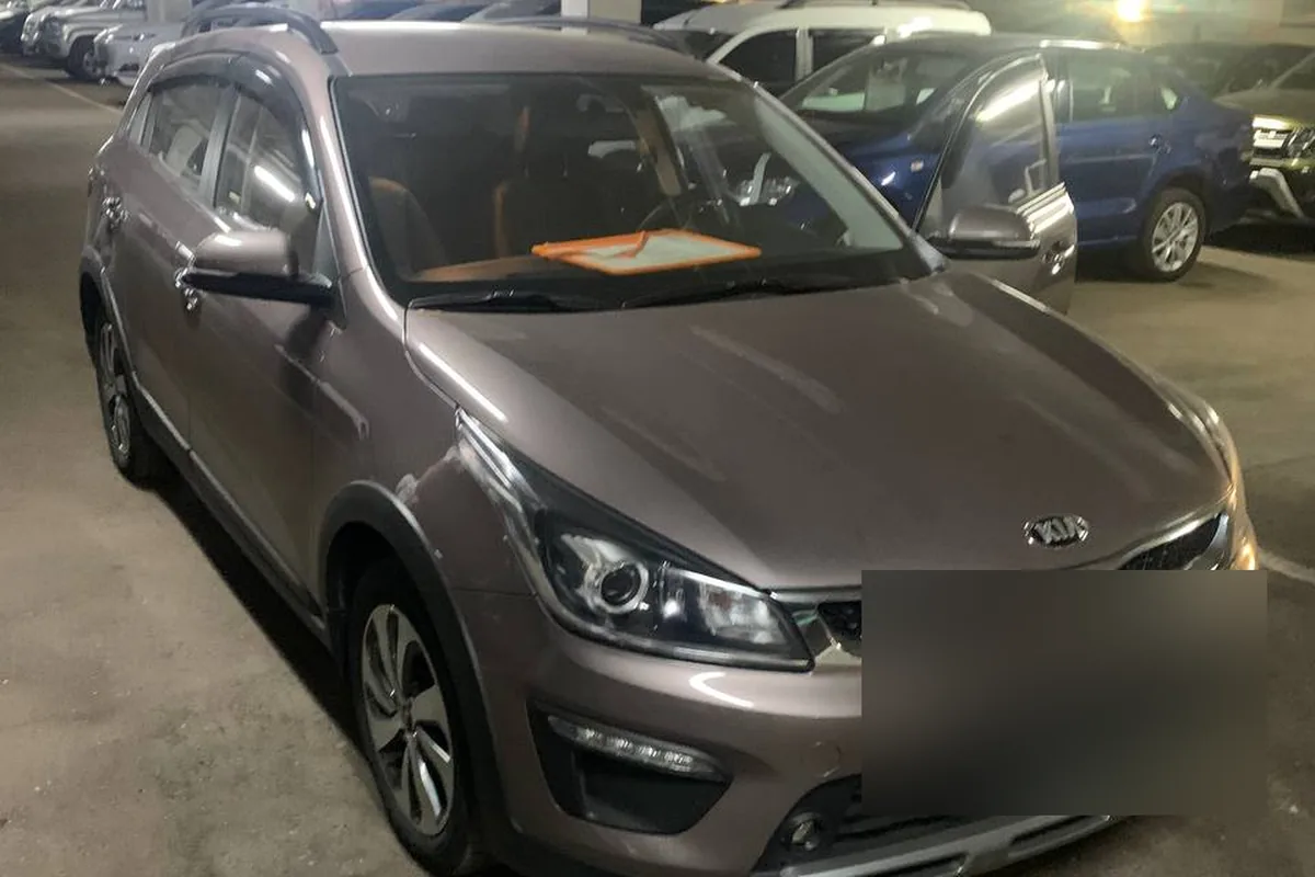Kia Rio X-Line 2018 года на парковке