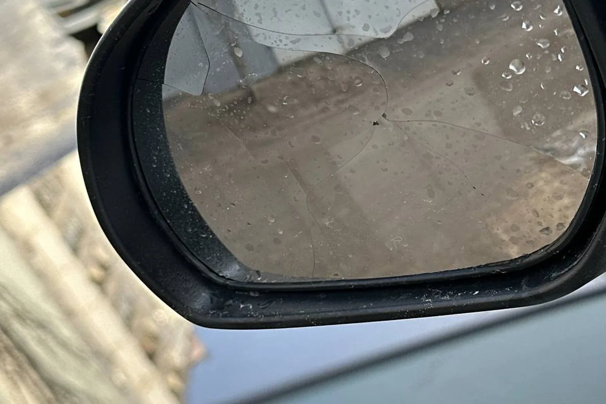 Треснувшее новое боковое зеркало Kia Rio