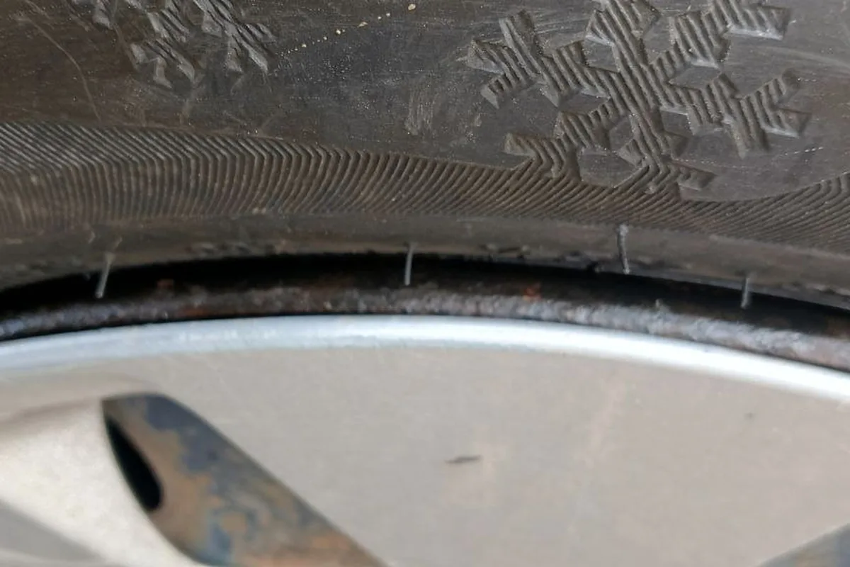 Зимняя шина 185/65 R15 на штампованном диске Kia Rio с зазором у борта