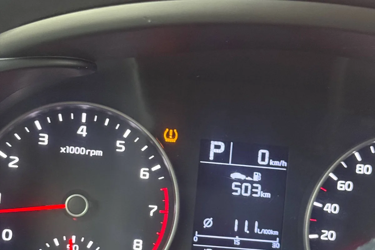 Индикатор давления в шинах на приборке Kia Rio 4 после переобувки