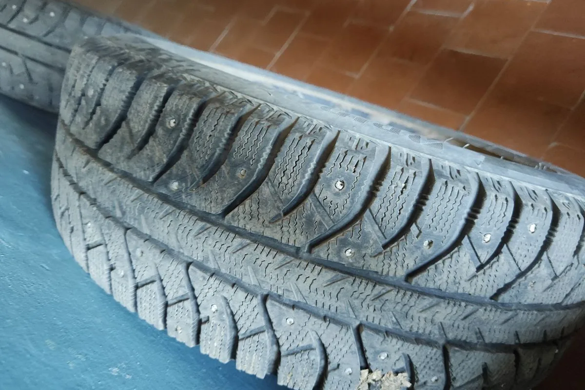Шипованный протектор Bridgestone Ice Cruiser 7000S с Kia Rio, требующий дошиповки