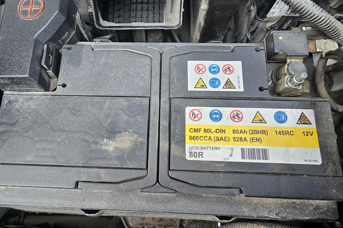 Родной аккумулятор CMF 80L-DIN под капотом Kia Sportage 4