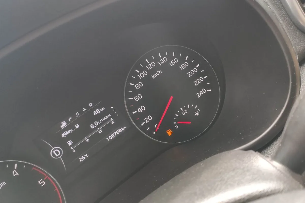Приборная панель Kia Sportage 4 с горящей лампой резерва