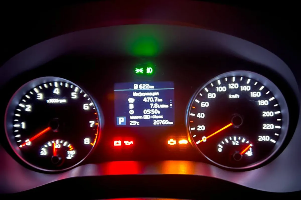 Запас хода на приборке Kia Sportage 4 после заправки