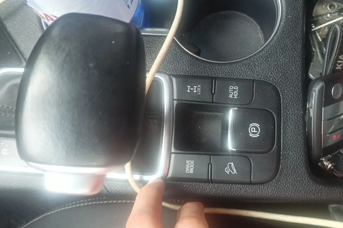 Кнопка блокировки муфты LOCK и спуска с горы у селектора Kia Sportage 4