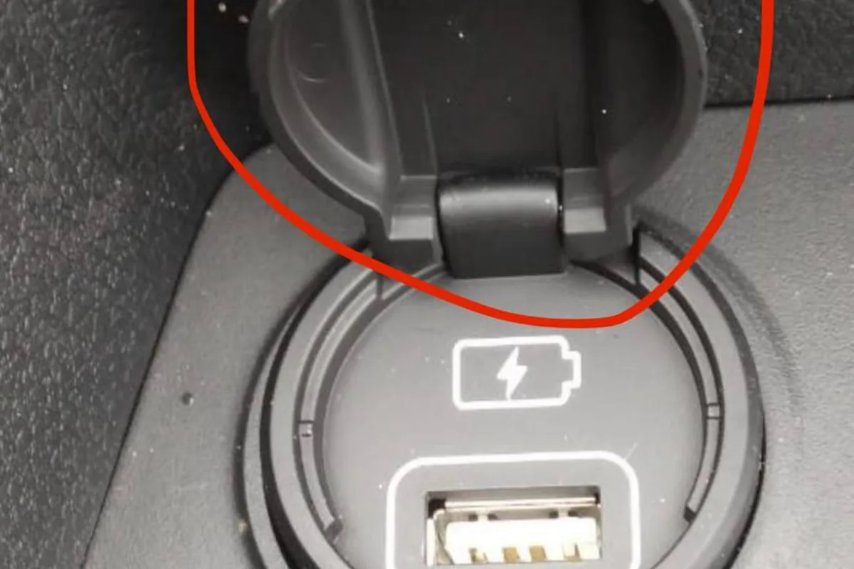 USB-разъём с крышкой в консоли Kia Sportage 4