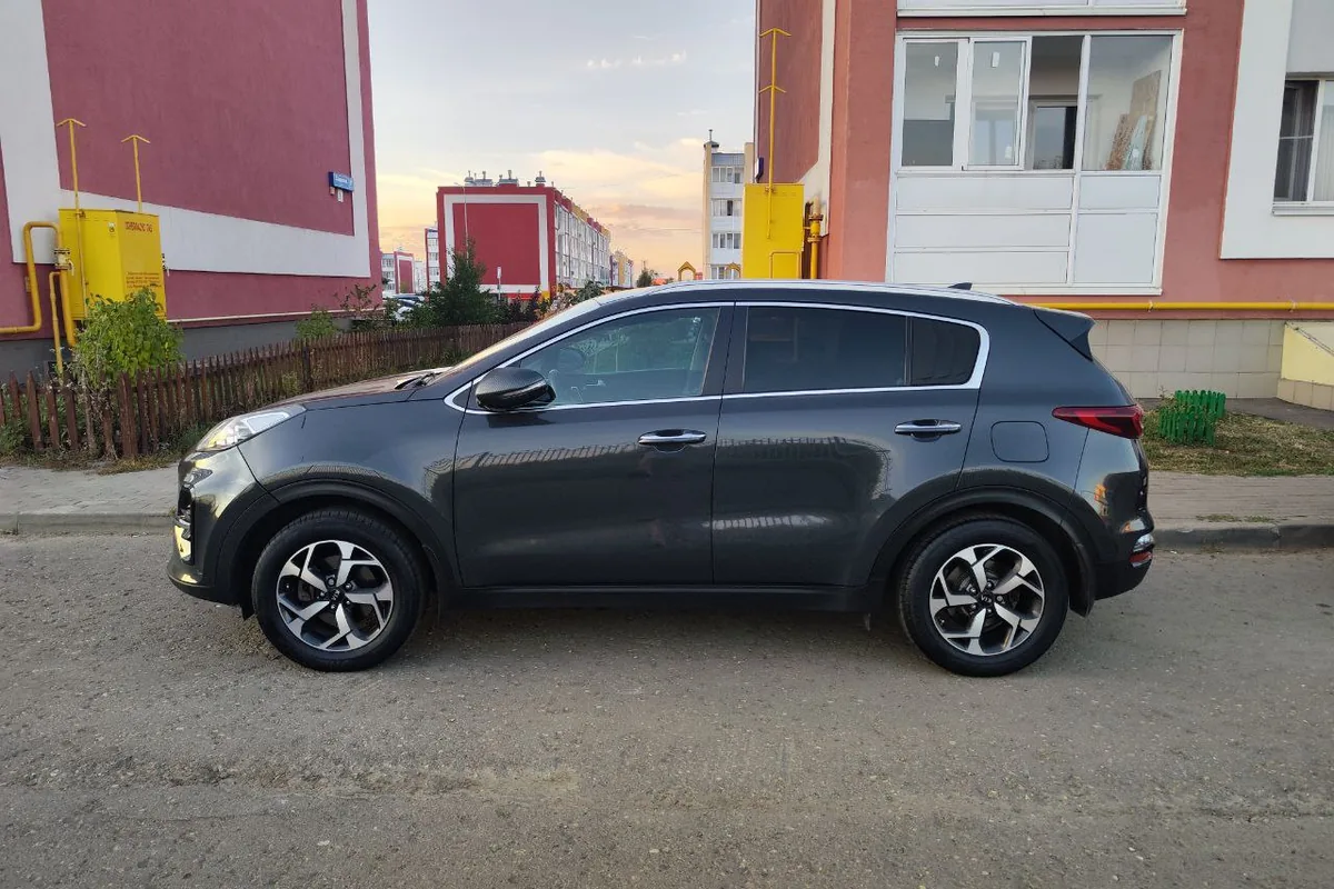 Серый Kia Sportage 4 2019 года сбоку