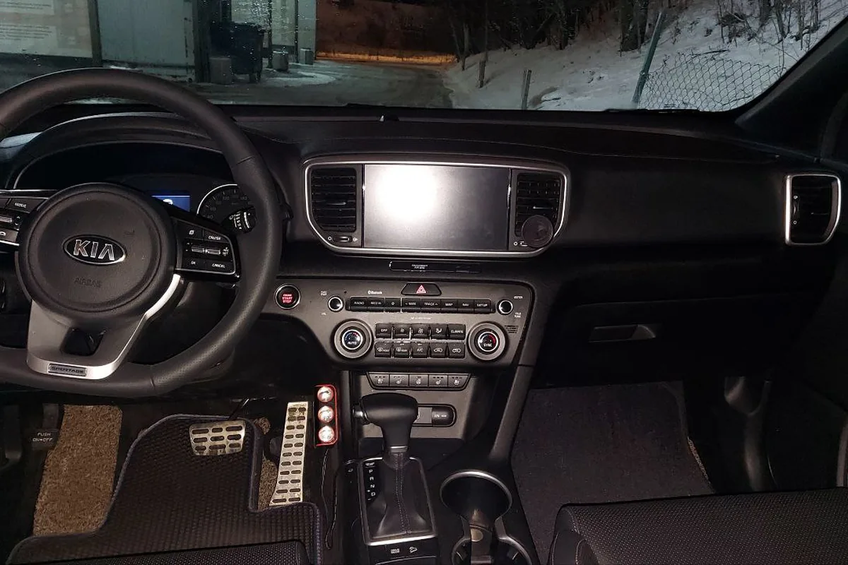 Салон чёрного Kia Sportage 4 с дизелем в комплектации Престиж