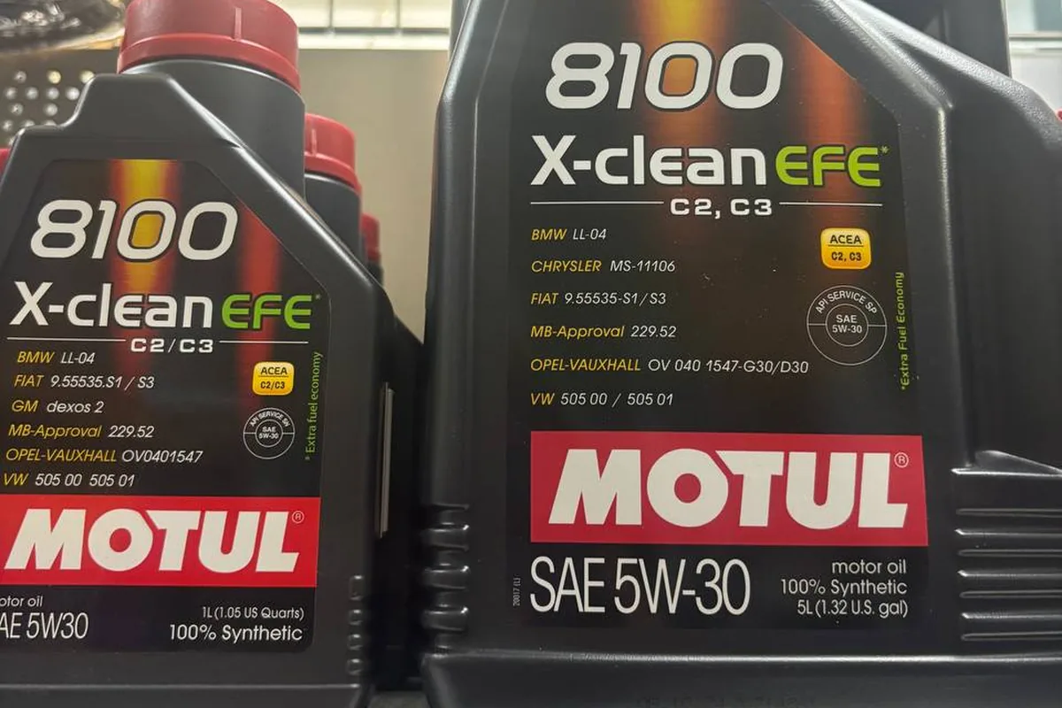 Моторное масло Motul 8100 X-clean EFE 5W-30 C2/C3 на полке