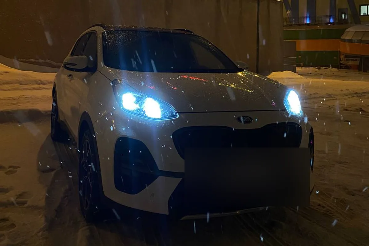 Рестайлинговый Kia Sportage 4 вечером с включёнными фарами